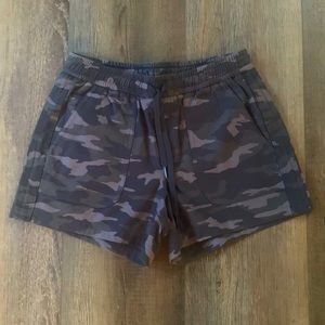 Athleta camo farallon shorts